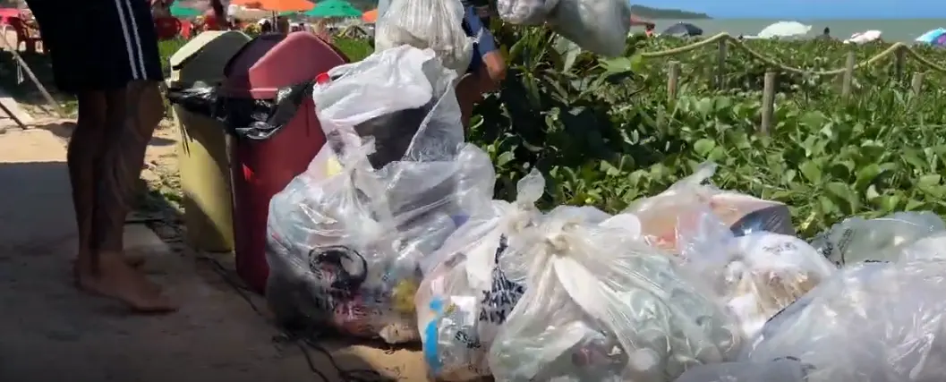 Resíduos recolhidos e acondicionados durante a atividade de limpeza da praia, realizada em 27 de setembro de 2026.