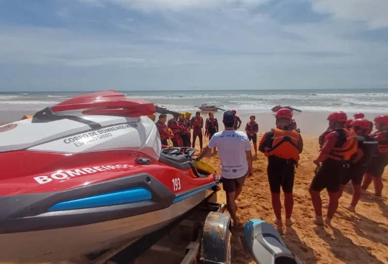 Equipe dando instruções e promovendo a cultura oceânica