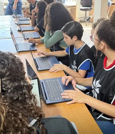 imagme de alunos fazendo atividades